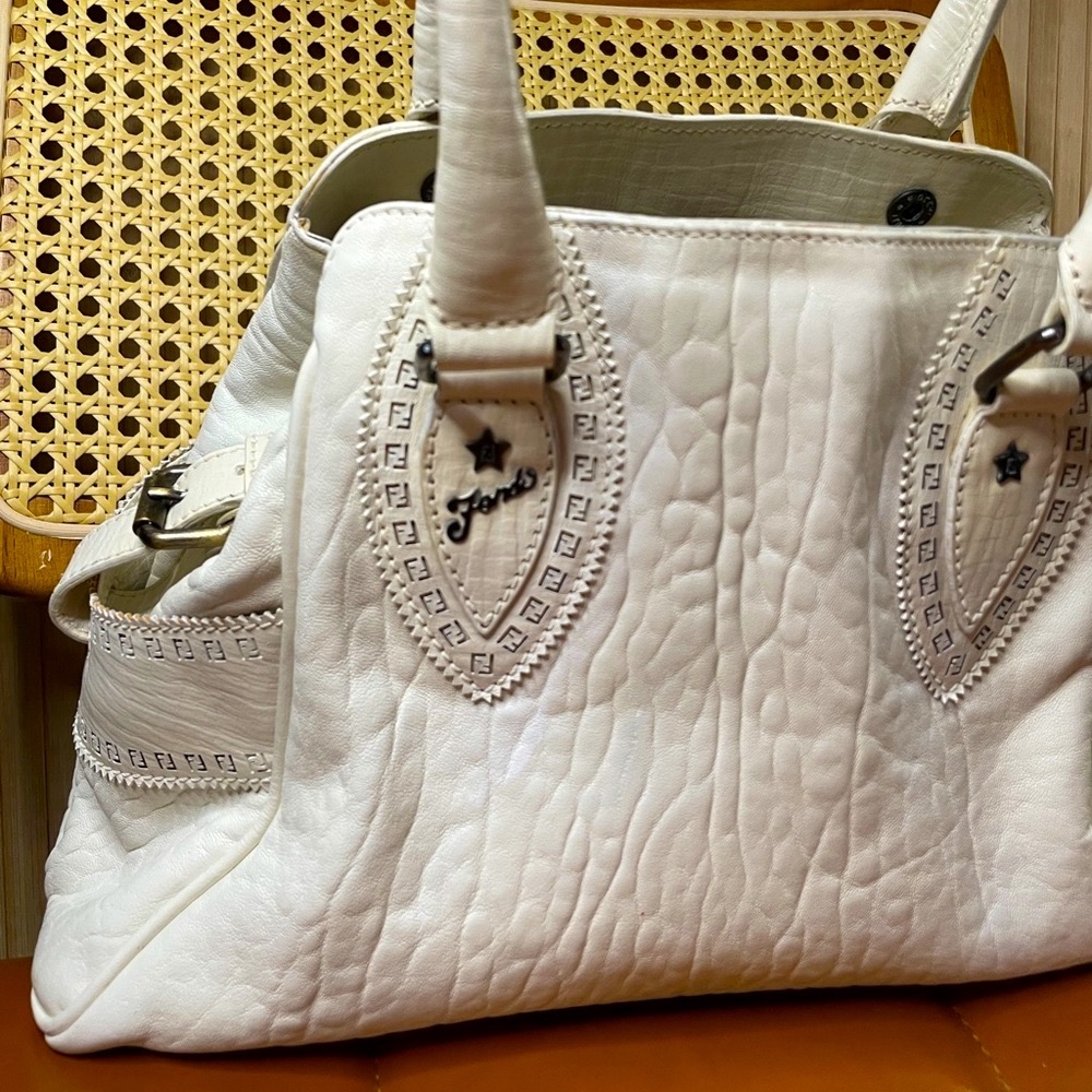 A+ condition Fendi White Shoulder Bag with Croc-Embossed Leather - Picture 2 of 15